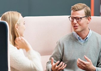 Woman and man engaging in conversation. (Photo: Hans Fredrik Asbjørnsen)